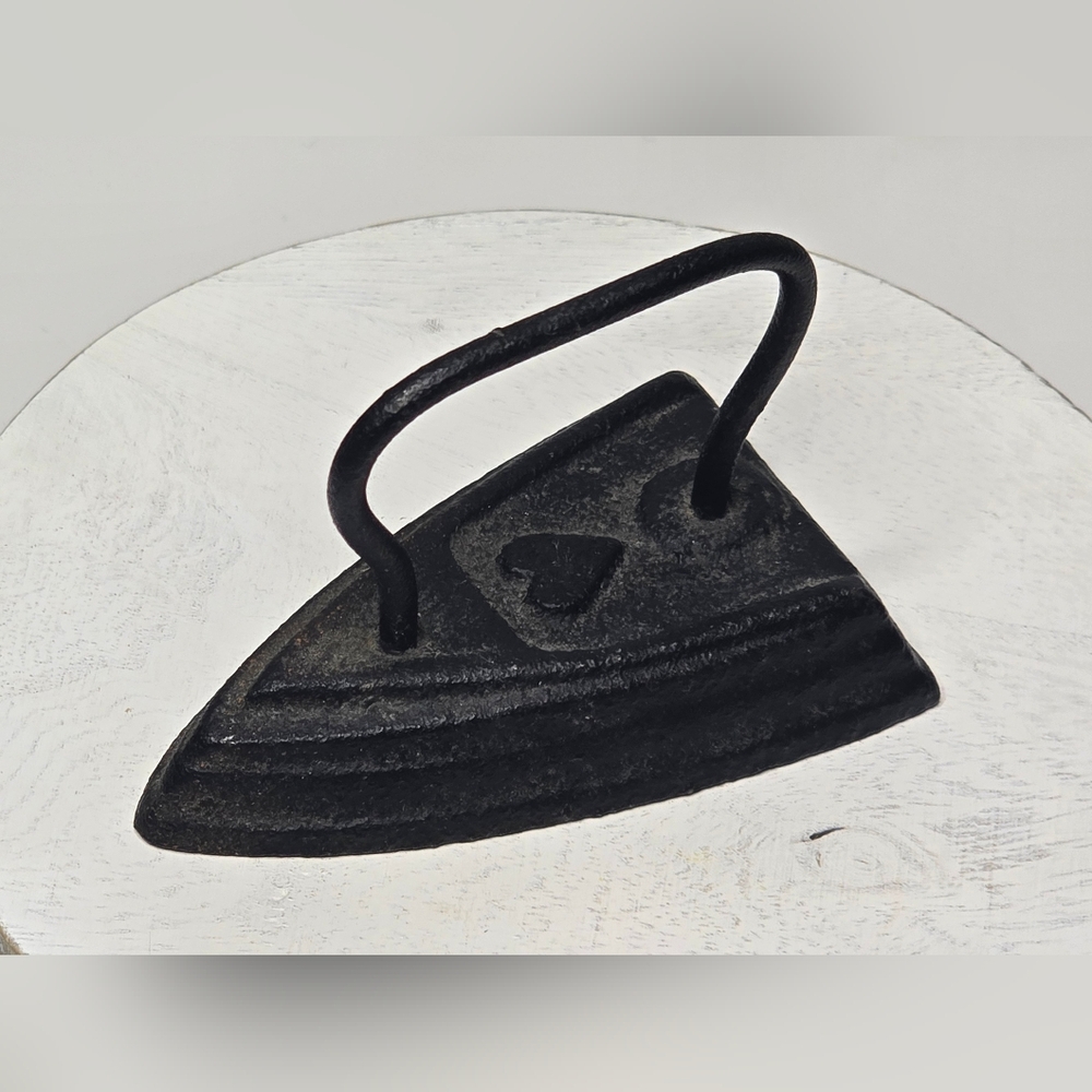 Vintage Small Cast Iron Sad Iron with Heart Design [ Read Details ]